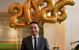 Burgemeester Jasper Nieuwenhuizen met ballonnen