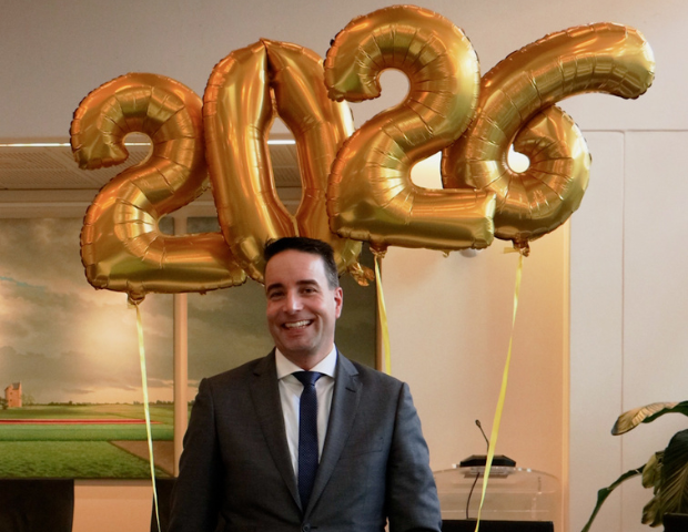 Burgemeester Jasper Nieuwenhuizen met ballonnen